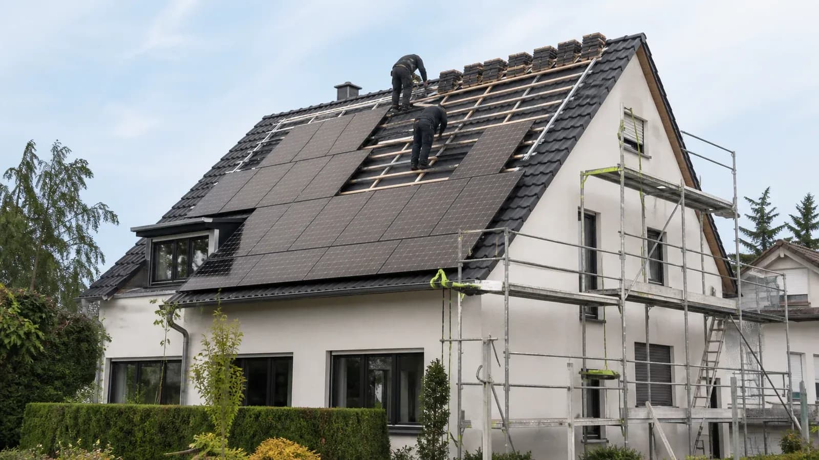 Photovoltaik-Module auf frisch saniertem Steildach – Solarpflicht bei Dachsanierung in NRW